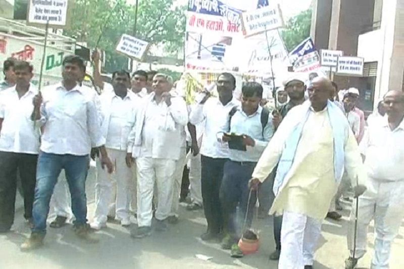 Protest against EVM EVM की शव यात्रा निकाल किया दाह संस्कार, बैलेट पेपर से चुनाव की उठाई मांग