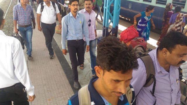 #Train- टिकट की कालाबाजारी करते युवक गिरफ्तार