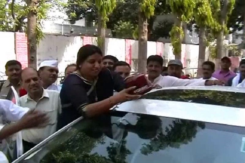 Mayor Abhilasha Gupta इलाहाबाद मेयर ने उतारी लाल बत्ती, VIDEO