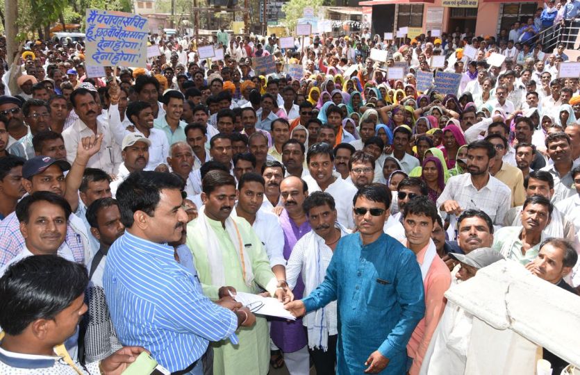 ratlam हाथों में तख्तियां, जुबान पर हाय-हाय के नारे