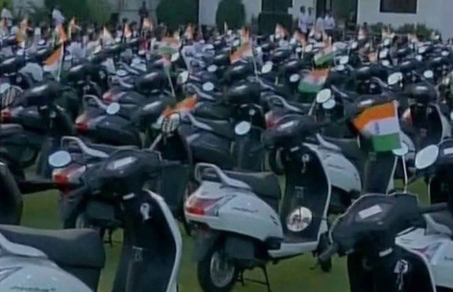 Scooter हीरा कारोबारी ने 125 कर्मचारियों को तोहफे में दी स्कूटी