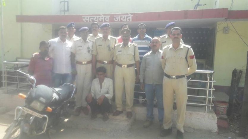 Opium, tied, stomach, kept, checking पेट से बांध रखी थी अफीम, चेकिंग में धराया