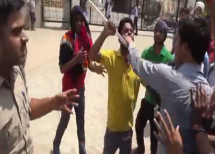 Students Protest स्कॉलरशिप में धांधली पर भड़के छात्र, कॉलेज में हंगामा