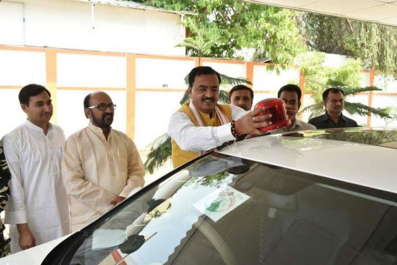 Keshav Prasad Maurya पीएम के आदेश पर केशव मौर्या ने निकाली अपने गाड़ी से लालबत्ती