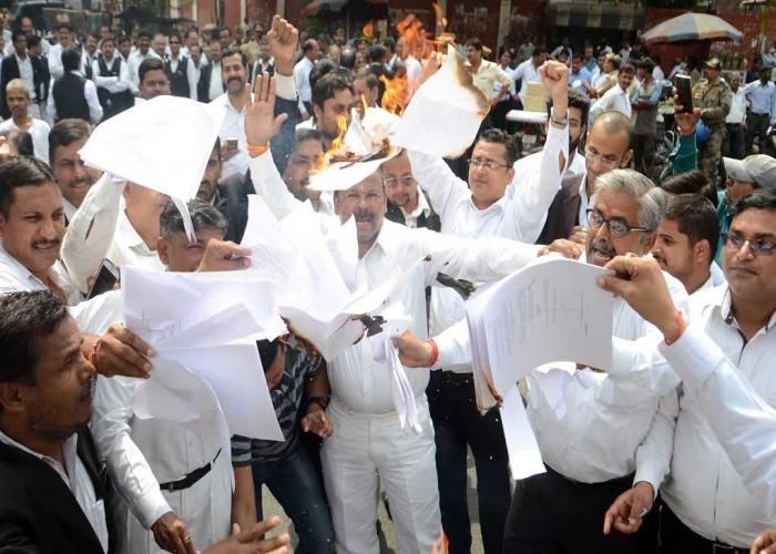 Advocate वकीलों ने किया 'केंद्र सरकार' के फ़ैसले का कड़ा विरोध !