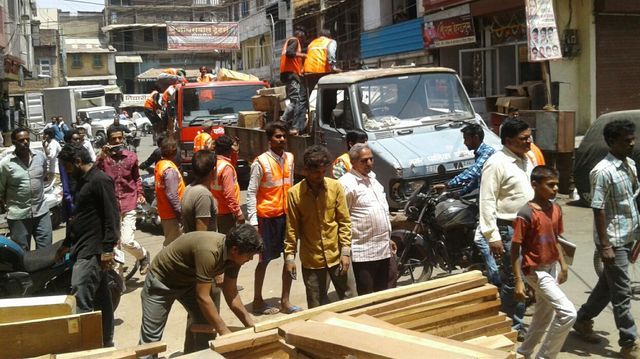 किसी ने किया विरोध तो किसी ने स्वेच्छा से हटाया अतिक्रमण, जब्त किया सामान