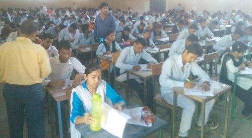 seoni परीक्षा हॉल में क्षमता से अधिक परीक्षार्थी