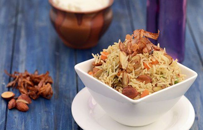 Almond Biryani नैचुरली नरिशिंग और मॉइस्चुराइज्ड स्किन के लिए खाएं ये चीज