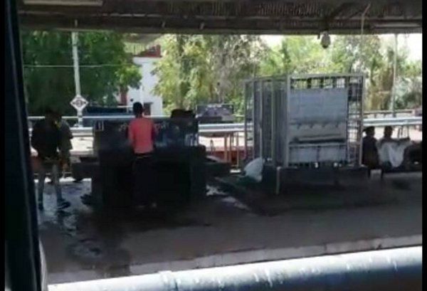 water सावधान! नाली में फेंकी बोतलों में भरा जा रहा वाटर कूलर का पानी
