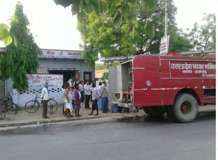 Fire In UBI Bank आजमगढ़ के यूनियन बैंक में लगी आग, भारी नुकसान