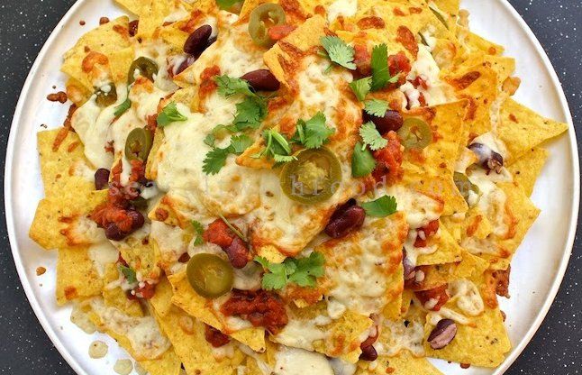 Nachos with Salsa and baked beans ईवनिंग स्नैक्स को बनाएं यमी, यह है तरीका