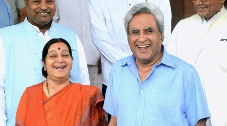 sushma swaraj विदेश मंत्री सुषमा के बयान पर उनके पति ने टि्वटर पर ली चुटकी, यूजर्स को खूब भाया!