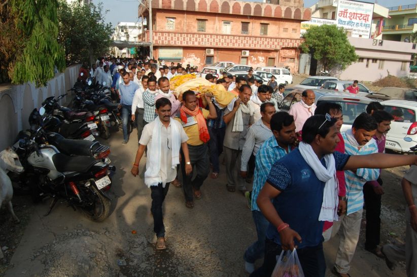 meaning पिता-पुत्र की अर्थी उठी, परिजनों के आंसू नहीं थम रहे