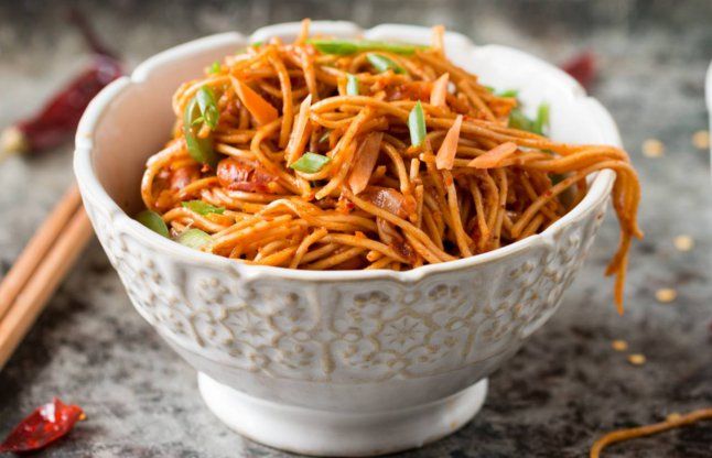 Schezwan Noodles परफेक्ट शेजवान नूडल्स बनाने के लिए यहां सीखें तरीका