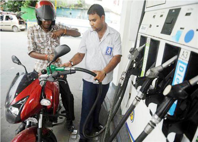 petrol pump लखनऊ की तरह शहर के पेट्रोल पंपों में भी था चिप सिस्टम