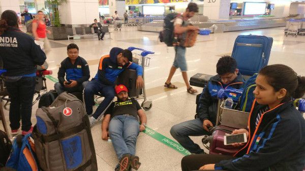indin Shooting Team at Ig Airport विश्वकप खेलकर लौटे ओलंपियन निशानेबाजों को 13 घंटे से एयरपोर्ट पर बैठाया