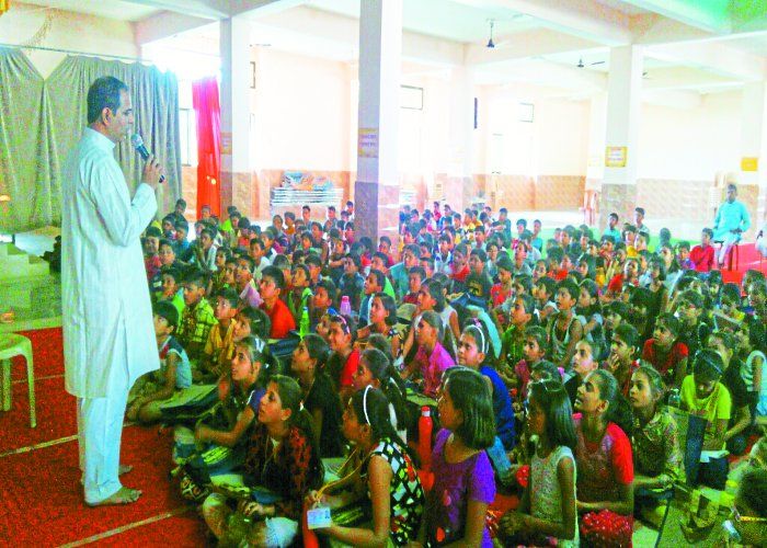 man इस मंदिर में लग रही कमाल की क्लास, मोरल वैल्यूज की दे रहे शिक्षा