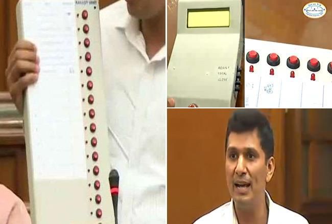 saurabh bhardwaj demonstrates how evm tamparing दिल्ली विधानसभा: सीक्रेट कोड से EVM से छेड़छाड़ संभव-सौरभ भारद्वाज