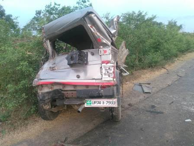 kannauj आमने सामने की टक्कर में बोलेरो के उड़े परखच्चे, दो की मौत और पांच घायल