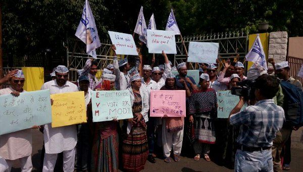 aap aam aadmi party, protest against evm machine आप ने कहा बीजेपी की सेटिंग, बंद करें ईवीएम मशीन से इलेक्शन