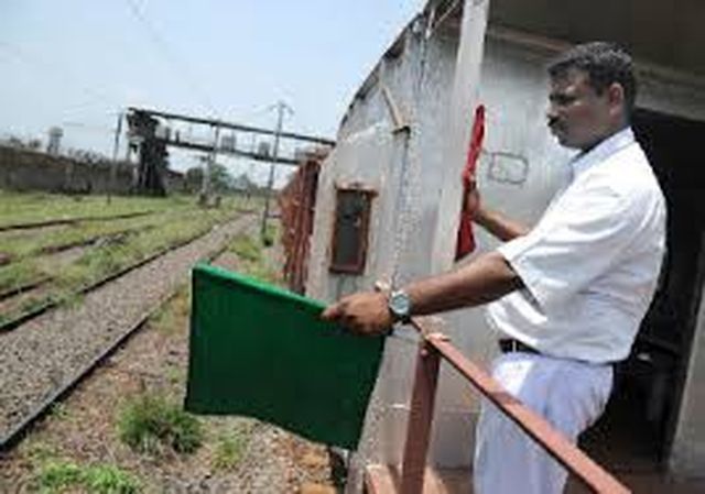 Indian Railway #Indian_Railway - 100 करोड़ रुपए में ट्रेन से दूर होगी लाल व हरी झंडी