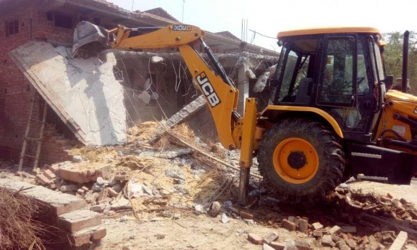 Encroachment योगीराज में ऐसे ढहाया गया आजमगढ़ में 1993 का अवैध कब्जा, दबंग कुछ नहीं कर सके