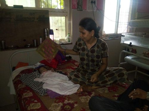 hospital मदर वार्ड के एसी खराब, कूलर हटाए, तेज गर्मी में बच्चे परेशान