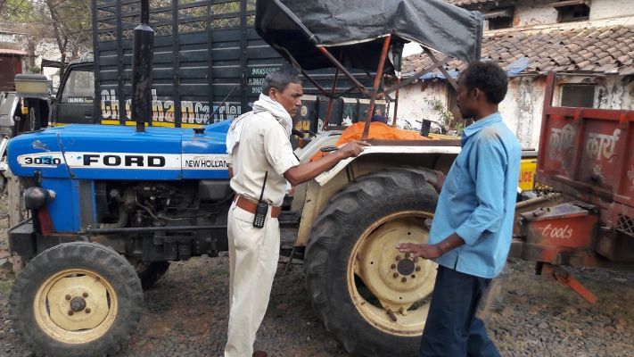 Hoshangabad, itarsi worker-s-death-by-pressing-int ट्रैक्टर से साथ डेटोनेटर व 17 नग जिलेटिन जब्त