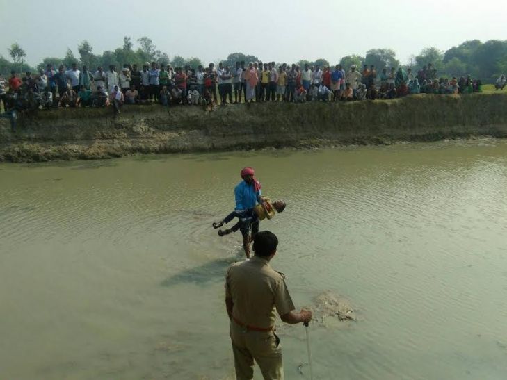 Murder तिलक समारोह से लापता बच्चे का पोखर से मिला शव