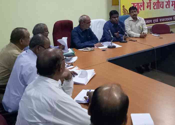 Review Meeting योजनाओं में बरती लापरवाही तो होगी कार्रवाई
