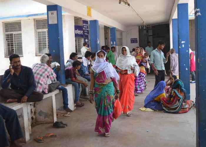 District Hospital वार्डों में बेबस मरीज, गैलरी में बैठे परिजन