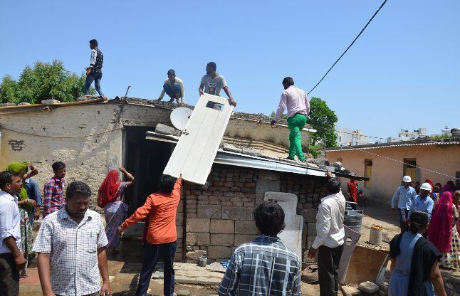 ahmedabad आश्वासन के बाद 26 मकानों पर बुलडोजर