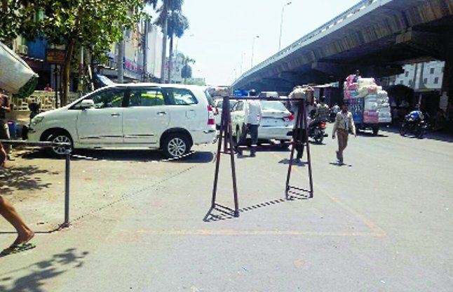 surat लाखों की कार, पार्किंग बे कार
