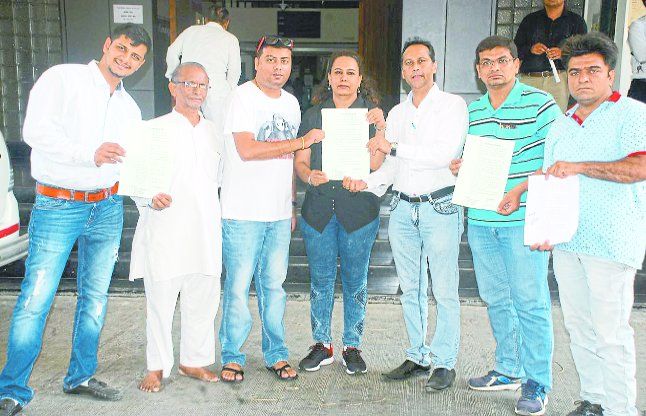surat अभिभावकों का आरोप, रिसोर्ट बन गए स्कूल