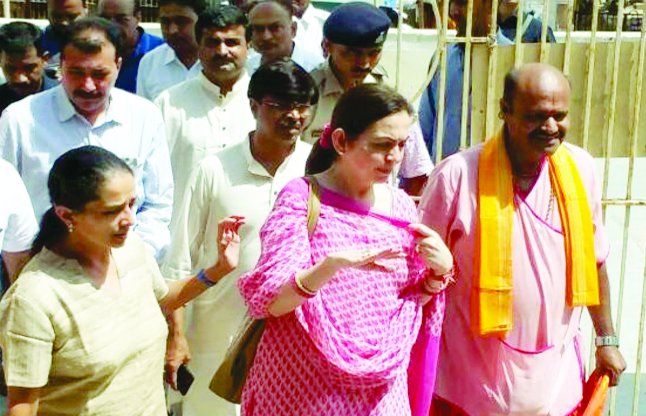 ahmedabad नीता अंबानी ने किए द्वारकाधीश के दर्शन