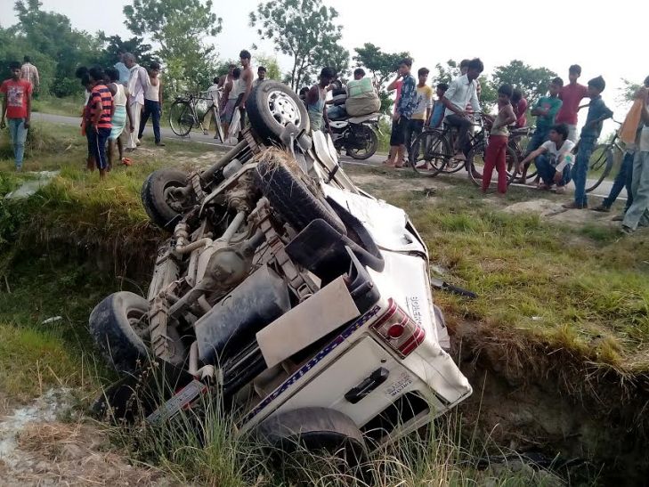 Road accident बोलेरो अनियंत्रित होकर पलटी, एक की मौत, सात की हालत गंभीर