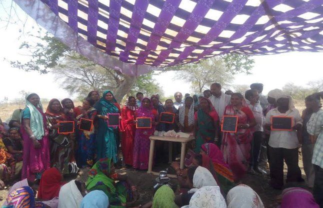 Manrega labour start reading यहां काम के बाद खाली नहीं बैठते मनरेगा मजदूर स्लेट पर लिखते हैं क, ख, ग