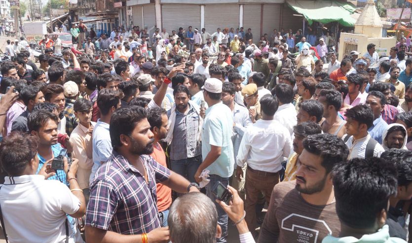 Ashoknagar, Nagarpalika, encroachment, SDM, अतिक्रमण हटा रहे दस्ते से व्यापारियों की भिड़ंत