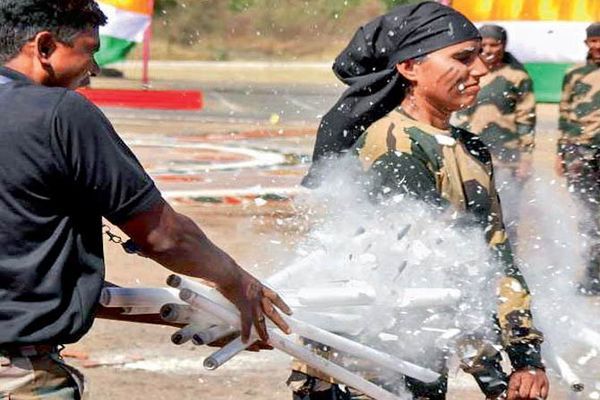 महिला कमांडो के शरीर पर एक बार में तोड़ी 8 ट्यूबलाइट
