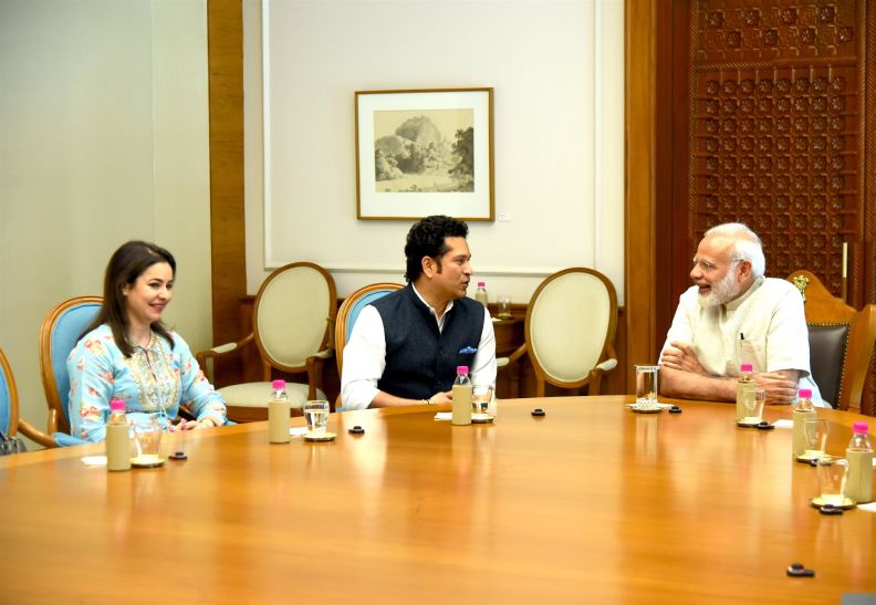Sachin-Modi अपनी बायोपिक को लेकर पत्नी अंजलि संग पीएम मोदी से मिले सचिन