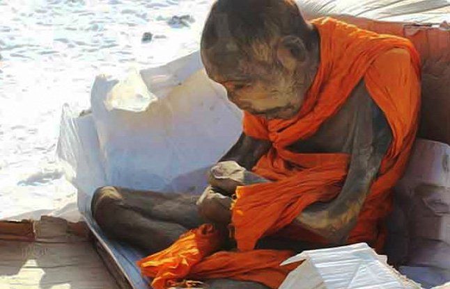 budhist monk बौद्ध भिक्षु की 200 साल पुरानी ममी अभी भी जिंदा है, यहां जानें सच