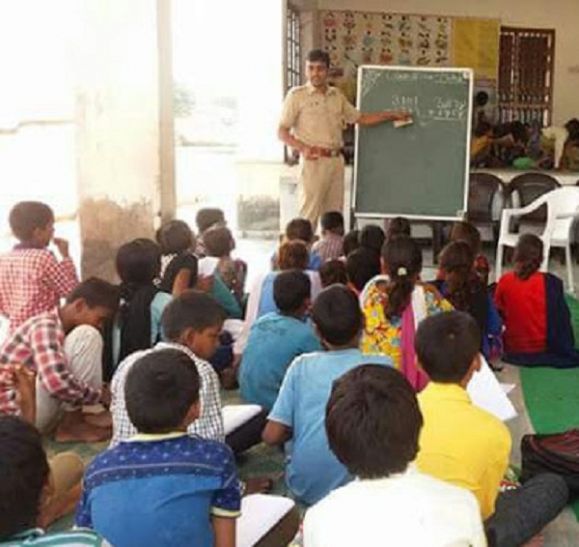 Primary school योगी के गढ़ में स्कूलों का चेहरा बदलेंगे वर्दी वाले मास्टर साहब