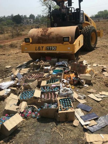 Bulldozers run by police on illegal liquor VIDEO: छग के चूहे थानों में रखी शराब नहीं पीते, पुलिस ये लेती है एक्शन