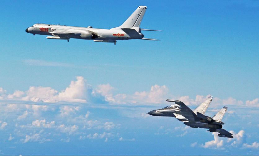 Us-china air conflict चीनी लड़ाकू विमानों ने अमरीकी वायुसेना के विमान को रोका