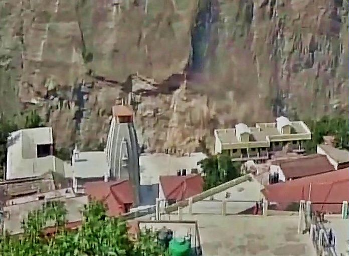 landslide भूस्खलन से कटा बद्रीनाथ हाईवे, 15 हजार टूरिस्ट फंसे