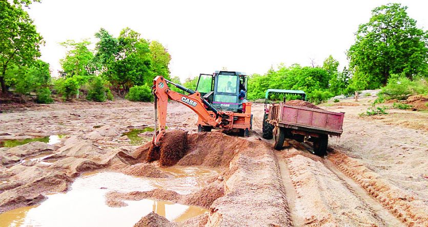 Due to illegal mining of sand रेत के अवैध उत्खनन से खतरे में नदी का अस्तित्व, खनिज अमला साधा है मौन