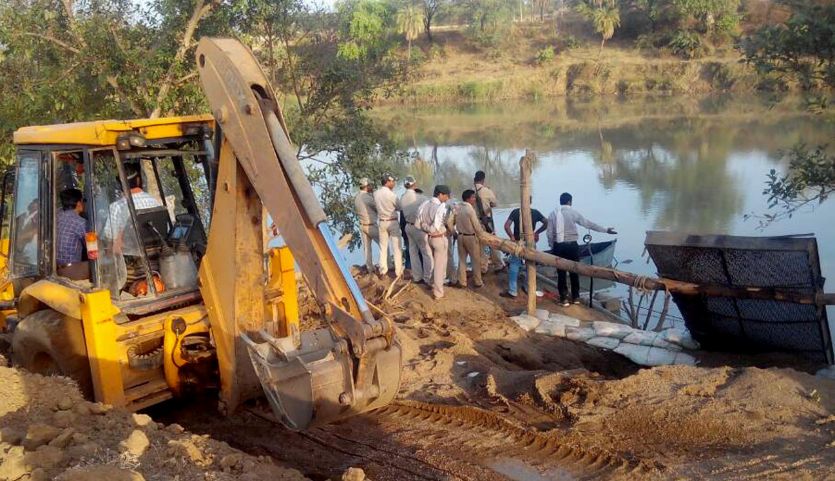 Ashoknagar, illegal sand mining, joint action, col एक पनडुब्बी सहित जेसीबी और ट्रैक्टर-ट्रॉली जब्त