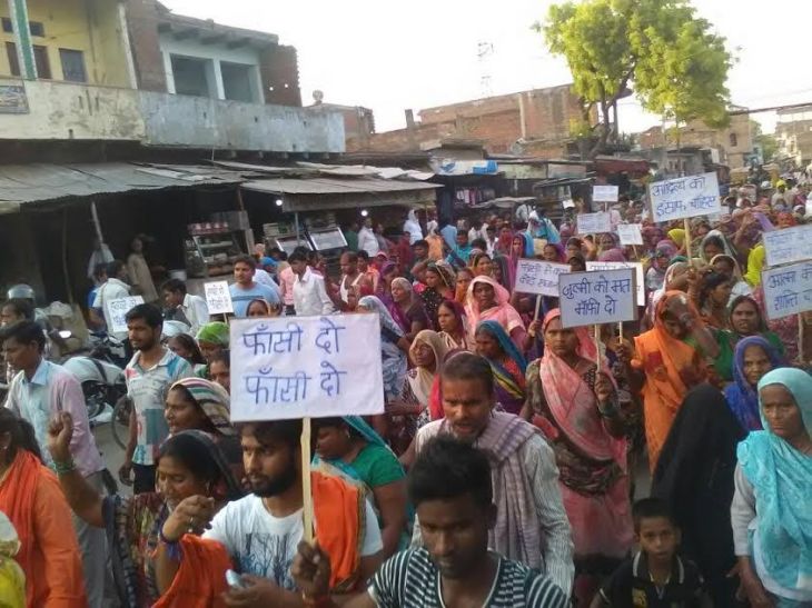 Protest यहां सैकड़ों की संख्या में सड़क पर उतरी महिलायें, जानिए क्या है कहानी