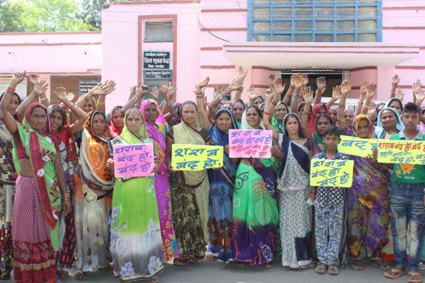 in hand Planking Women did against. सेगांव के ग्राम तलकपुरा की महिलाओं ने खोला मोर्चा