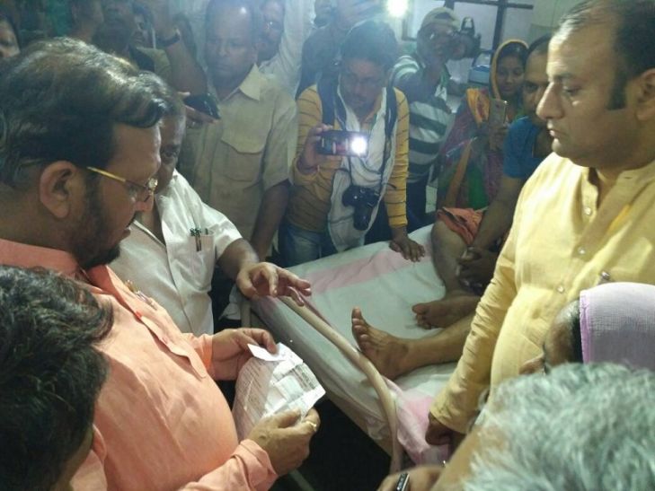 Minister Suresh Khanna BREAKING-मंडलीय अस्पताल की सफाई व्यवस्था में फिर मिली खामी, नाराज हुए सीएम योगी के मंत्री
